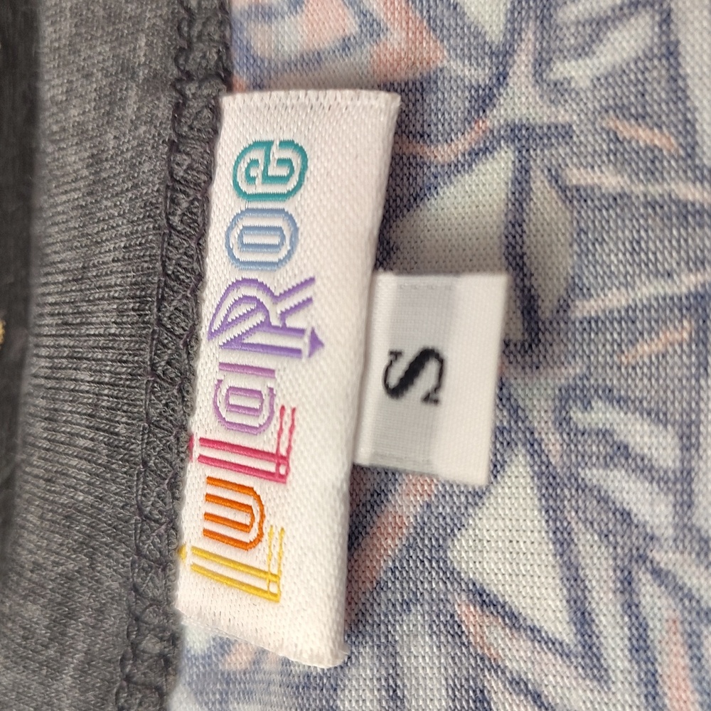LulaRoe Randy Geometric Pattern Raglan Sleeve Top - Picture 5 of 15